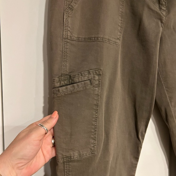 J.Crew city fit comfortable size 10 tan cargo style pants - 6 pockets. - Picture 5 of 15